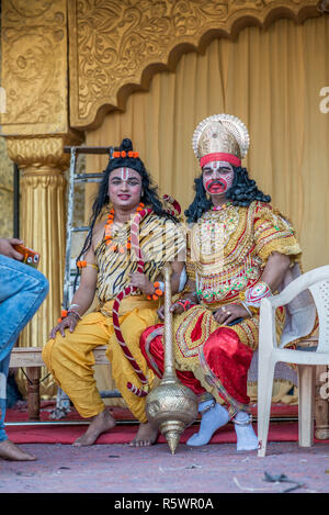 Zwei Künstler als hinduistische Götter auf einem Stega gekleidet, Pushkar, Rajasthan, Indien Stockfoto