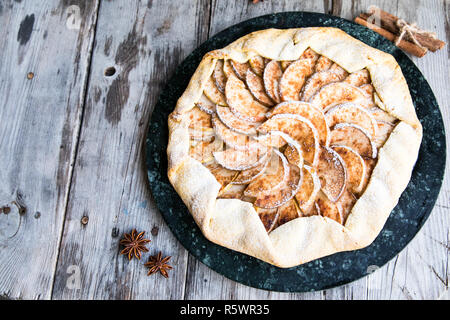 Kuchen mit Äpfeln, Birnen und Zimt auf einem alten hölzernen Hintergrund Stockfoto