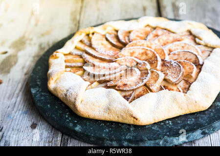 Kuchen mit Äpfeln, Birnen und Zimt auf einem alten hölzernen Hintergrund Stockfoto