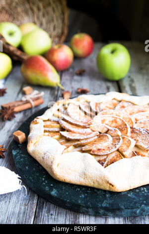 Kuchen mit Äpfeln, Birnen und Zimt auf einem alten hölzernen Hintergrund Stockfoto