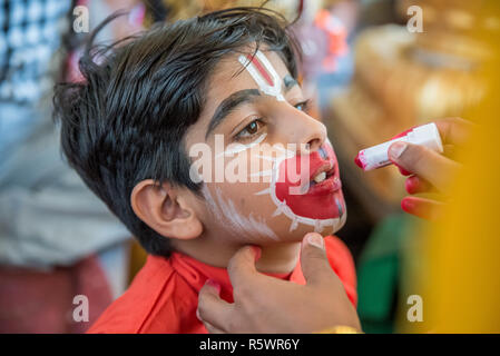 Ein Junge mit roter Farbe vor einer Performance gemalt, Pushkar, Rajasthan, Indien Stockfoto