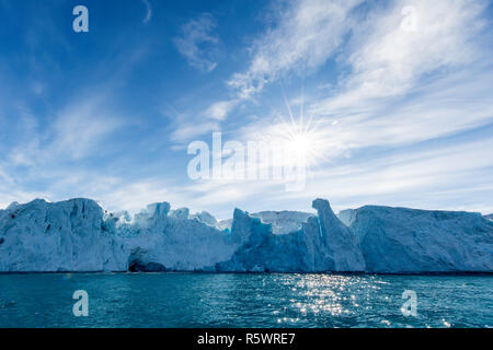 Monacobreen, Monaco Gletscher, der Blick in die Sonne, auf der nordöstlichen Seite der Insel Spitzbergen, Svalbard, Norwegen Stockfoto