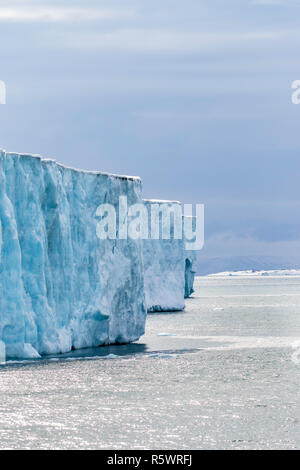 Gletscher und Meer, Negribreen, Ostküste von Spitzbergen, einer Insel in Svalbard, Norwegen. Stockfoto