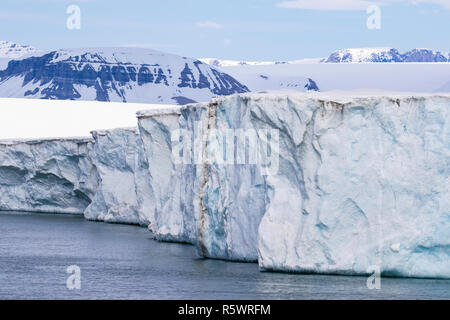 In der Nähe der Gletscher Gesicht an Negribreen, Ostküste von Spitzbergen, einer Insel in Svalbard, Norwegen Stockfoto