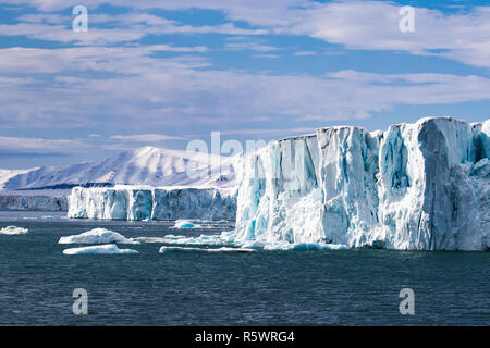 Gletscher Gesicht vom Meer an Negribreen, Ostküste von Spitzbergen, einer Insel in Svalbard, Norwegen. Stockfoto