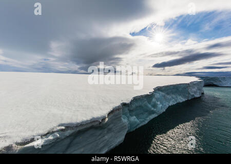 Blick auf Gletscher Negribreen, Ostküste von Spitzbergen, einer Insel in Svalbard, Norwegen. Stockfoto