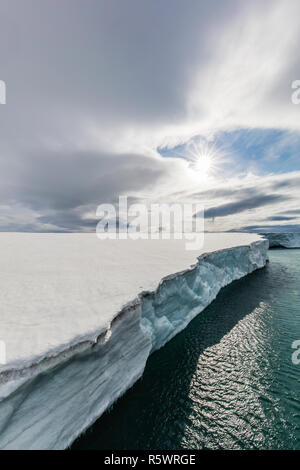 Blick auf Gletscher Negribreen, Ostküste von Spitzbergen, einer Insel in Svalbard, Norwegen. Stockfoto