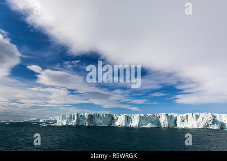 Gletscher Gesicht vom Meer an Negribreen, Ostküste von Spitzbergen, einer Insel in Svalbard, Norwegen. Stockfoto