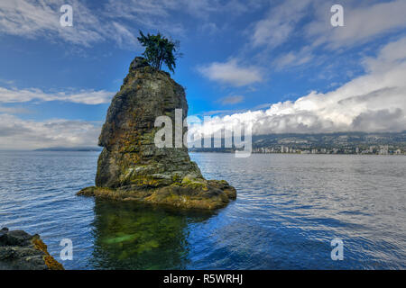 Siwash Rock, auch von Squamish name Skaish, einem berühmten Rock outcropping Formation auf den Stanley Park Seawall Vancouver British Columbia Kanada bekannt Stockfoto