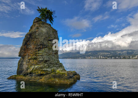 Siwash Rock, auch von Squamish name Skaish, einem berühmten Rock outcropping Formation auf den Stanley Park Seawall Vancouver British Columbia Kanada bekannt Stockfoto