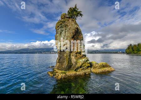 Siwash Rock, auch von Squamish name Skaish, einem berühmten Rock outcropping Formation auf den Stanley Park Seawall Vancouver British Columbia Kanada bekannt Stockfoto