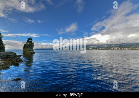 Siwash Rock, auch von Squamish name Skaish, einem berühmten Rock outcropping Formation auf den Stanley Park Seawall Vancouver British Columbia Kanada bekannt Stockfoto