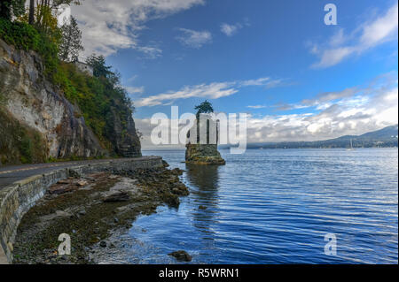 Siwash Rock, auch von Squamish name Skaish, einem berühmten Rock outcropping Formation auf den Stanley Park Seawall Vancouver British Columbia Kanada bekannt Stockfoto