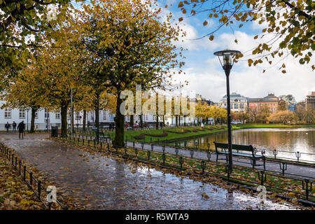 Herbst in Bergen, Norwegen. Lille Lungegaardsvannet See und Gebäude der Kode und Kunstmuser Artgalleries Stockfoto