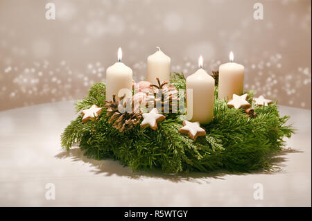 Dritten Advent dekorierten Adventskranz aus Tanne und immergrüne Zweige mit weißen brennende Kerzen, Tradition in der Zeit vor Weihnachten, warme backgr Stockfoto