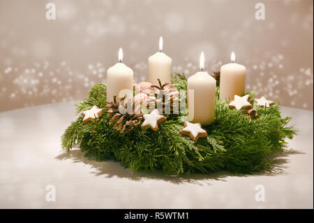 Vierter Advent - Adventskranz aus Tanne und immergrüne Zweige mit weißen brennende Kerzen dekoriert, Tradition in der Zeit vor Weihnachten, warme zurück Stockfoto