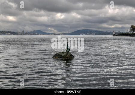 Vancouver, Kanada's Iconic Mädchen in einem nassen Klage gegen die Schwerindustrie auf dem North Shore. Stockfoto