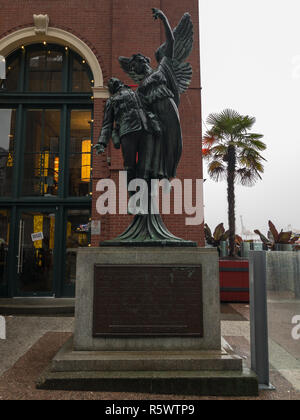 Kriegerdenkmal für die Canadian Pacific Railway Company vor der Waterfront Station in Vancouver, Kanada Stockfoto