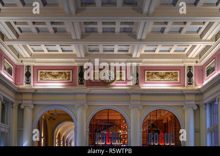 Vancouver, BC-Sept 30, 2018: Main transit Terminus in Downtown Waterfront Station, 1914 erbaut durch die Canadian Pacific Railway. Gebäude soll ich Stockfoto