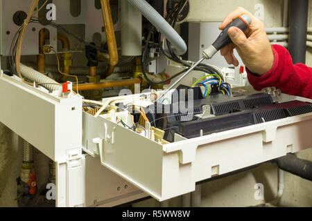 Klempner Instandsetzung ein Brennwertkessel Stockfoto