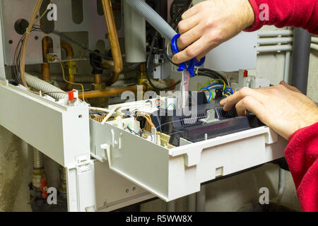 Klempner Instandsetzung ein Brennwertkessel Stockfoto