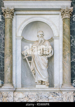 Saint Paul Statue in der Vorhalle der Basilika St. Paul vor den Mauern. Rom, Italien. Stockfoto