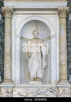 Saint Peter Statue in der Vorhalle der Basilika St. Paul vor den Mauern. Rom, Italien. Stockfoto