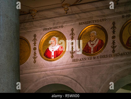 Papst Franziskus Mosaik in der Basilika St. Paul vor den Mauern in Rom. Stockfoto