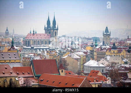 Blick auf die Altstadt Prag City in einem nebligen Tag im Winter, Tschechische Republik Stockfoto