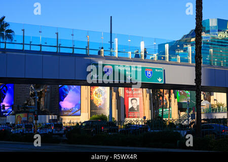 Fußgänger-Unterführung für Touristen zu S Las Vegas Blvd Kreuz aka der Streifen mit Zeichen, die auf der I-15 in Las Vegas, NV Stockfoto