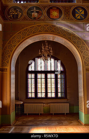 BUSTENI, Rumänien - 9 November, 2018. Hallenbad von cantacuzino Palace im neo-romanischen Stil, Busteni, Prahova Valley, Rumänien. Halle der Ehre. Stockfoto