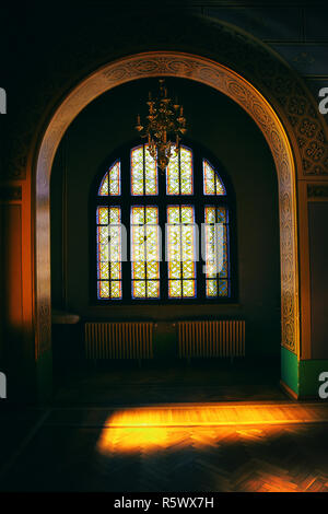 BUSTENI, Rumänien - 9 November, 2018. Hallenbad von cantacuzino Palace im neo-romanischen Stil, Busteni, Prahova Valley, Rumänien. Halle der Ehre. Stockfoto