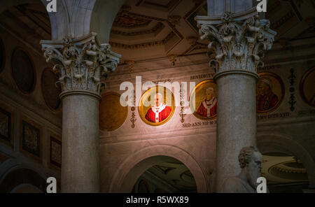 Papst Franziskus Mosaik in der Basilika St. Paul vor den Mauern in Rom. Stockfoto