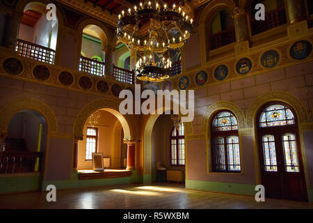 BUSTENI, Rumänien - 9 November, 2018. Hallenbad von cantacuzino Palace im neo-romanischen Stil, Busteni, Prahova Valley, Rumänien. Halle der Ehre. Stockfoto