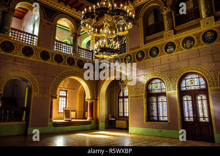 BUSTENI, Rumänien - 9 November, 2018. Hallenbad von cantacuzino Palace im neo-romanischen Stil, Busteni, Prahova Valley, Rumänien. Halle der Ehre. Stockfoto