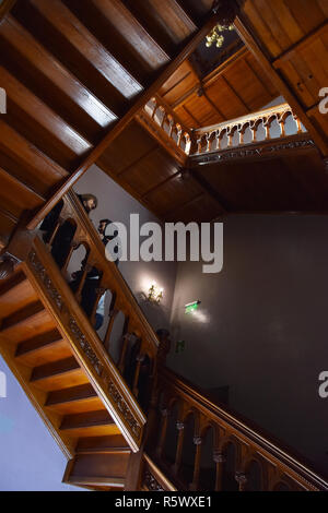 BUSTENI, Rumänien - 9 November, 2018. Hallenbad von cantacuzino Palace im neo-romanischen Stil, Busteni, Prahova Valley, Rumänien. Halle der Ehre Treppen. Stockfoto