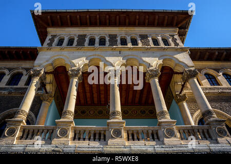 Cantacuzino Palast gebaut im neo-romanischen Stil wurde auf Wunsch der Fürsten Gheorghe Grigore Cantacuzino, Busteni Mountain Resort, Prahova Valley, Rumänien Stockfoto