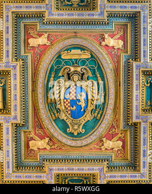 Kardinal Wappen von der Decke der Kirche San Marcello Al Corso. Rom, Italien. Stockfoto