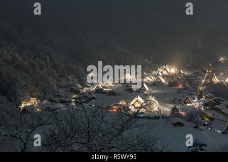 Winterlandschaft von shirakawago Licht mit Schneefall Gifu Chubu Japan Stockfoto