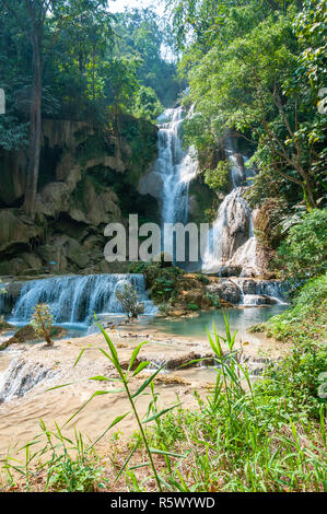 Blick auf die Kuang Si fällt auch am Tat Kuang Si Wasserfällen ein Liebling Seite Reise für Touristen in Luang Prabang, Laos, Lao Aufenthalt bekannt Stockfoto