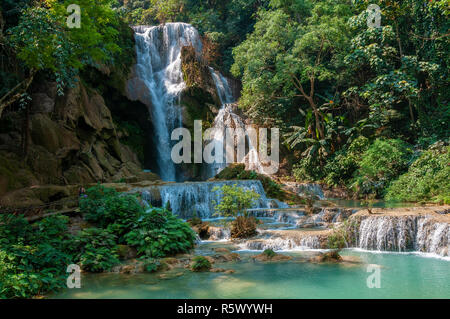 Blick auf die Kuang Si fällt auch am Tat Kuang Si Wasserfällen ein Liebling Seite Reise für Touristen in Luang Prabang, Laos, Lao Aufenthalt bekannt Stockfoto