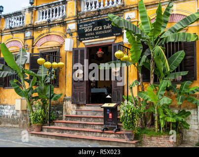 Vietnamesische Restaurant Sakura (Hoa Anh Dao) auf den River Hoai, 119 - 121 Nguyen Thai Hoc Street, Hoi An Old Town, Quang Nam Provinz, Vietnam Stockfoto