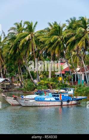 Zwei Vietnamesen die traditionelle Fischerei Boote auf dem Fluss in der Nähe von Hoi An, Vietnam Stockfoto