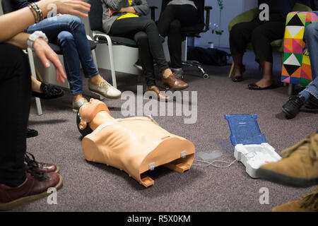 CPR-Kurs mit Hilfe automatisierter externer Defibrillator, AED. Stockfoto