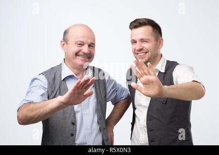 Reife Männer zeigen eine Geste wie Stop bitte, es ist genug. Stockfoto