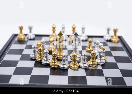 Schachbrett isoliert auf weißem Hintergrund. Goldene und Silberne zahlen. Stockfoto