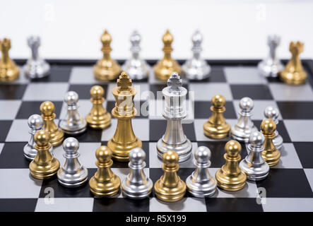 Schachbrett isoliert auf weißem Hintergrund. Goldene und Silberne zahlen. Stockfoto