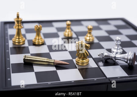 Schachbrett isoliert auf weißem Hintergrund. Goldene und Silberne zahlen. Stockfoto
