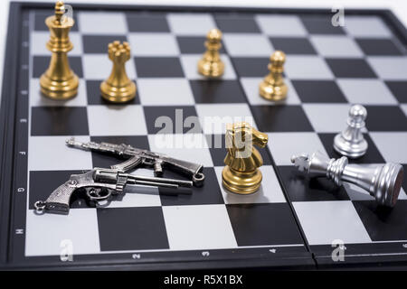 Schachbrett isoliert auf weißem Hintergrund. Goldene und Silberne zahlen. Stockfoto