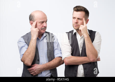 Zwei reife Männer zusammen über das Problem denken Stockfoto